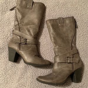 NWOT grey boots, size 9.5